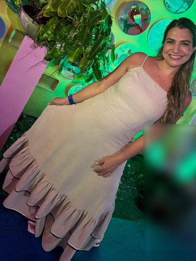 Johana Castro con el vestido de lino beige