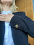 Blazer chic con detalles modernos y estructura elegante