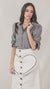 Descubre la blusa gris de manga corta con cuello Neru, confeccionada con bordado artesanal que realza su estilo sofisticado. Perfecta para combinar con jeans, faldas o pantalones formales, esta blusa ofrece frescura y elegancia en cualquier ocasión.