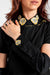 Blusa estilo solapa y puño color negro con detalles bordados en el cuello y mangas