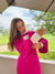 Blusa tipo solapa y puño magenta desprendible. Versátil con corbatín removible. Un toque ejecutivo que se transforma contigo.