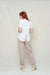 Hecha en 100% rayón, esta blusa combina frescura, comodidad y un toque chic. Perfecta para outfits casuales con un aire romántico.