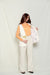 Chaleco beige para mujer cómodo. Su diseño interior tiene un estampada de mariposas sutiles y chic