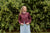 Chamarra corta para mujer está confeccionada en un tono vinotinto profundo. La chaqueta destaca por su diseño estructurado y el contraste elegante del cuello en tonos combinados. Prenda ideal para transformar cualquier look en una declaración de estilo.