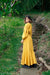 Vestido mostaza con elegancia y Silueta Semi ajustada con sesgo negro, manga con caída 