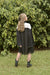 Si buscas un estilo atemporal, este vestido oversize para mujer en blanco y negro es tu opción perfecta. Ideal para usar con botas, sandalias o tacones, combinando comodidad con elegancia.