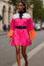 El vestido oversize para mujer que combina moda y confort. Disponible en dos versiones: monocromático blanco y negro o colorido rosa con mangas en contraste. Perfecto para un estilo chic sin esfuerzo.