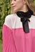 Este vestido oversize para mujer es ideal para quienes buscan comodidad sin perder elegancia. Sus mangas plisadas y cuello con lazo lo convierten en una pieza única y sofisticada.