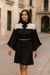 Atrévete con un look elegante y cómodo con este vestido oversize para mujer en blanco y negro. Su cuello con detalle de lazo y mangas amplias plisadas aportan un estilo sofisticado ideal para eventos y salidas casuales.