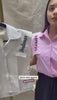 Blusa rosa y marfil sin mangas con cuello alto, una prenda elegante y versátil dentro de las blusas para mujer modernas