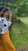 Blusa elegante blanca con sesgo negro y mangas voluminosas, un diseño versátil dentro de las blusas de moda para mujer.