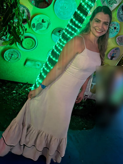 Johana Castro luciendo el vestido de lino beige